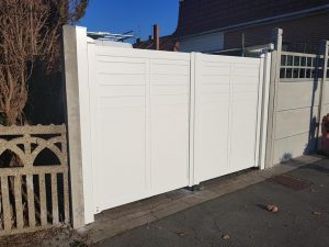 portail battant blanc